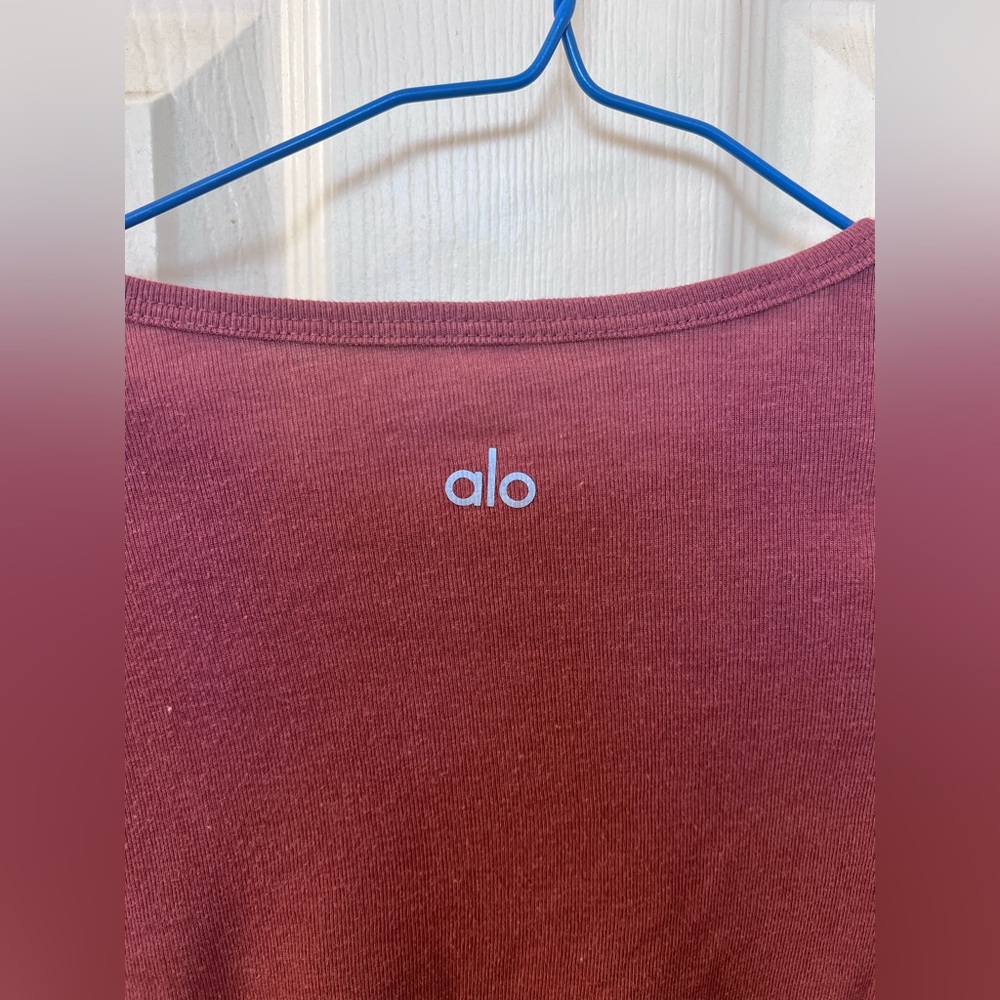 Women's Alo Yoga shirt - Picture 3 of 3
